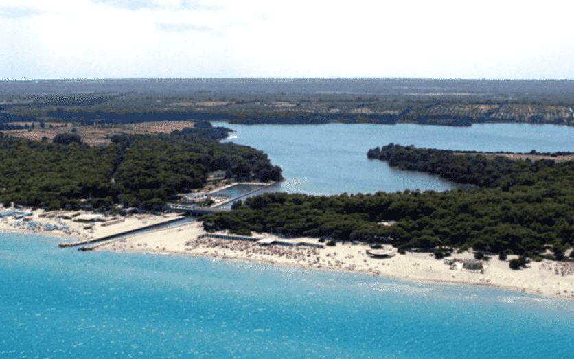 La spiaggia degli Alimini con i laghi alle spalle