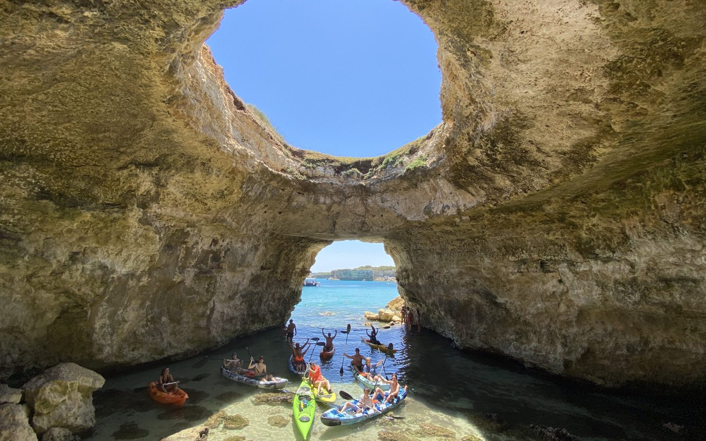 La Grotta Sfondata al Mulino d’Acqua, in kayak